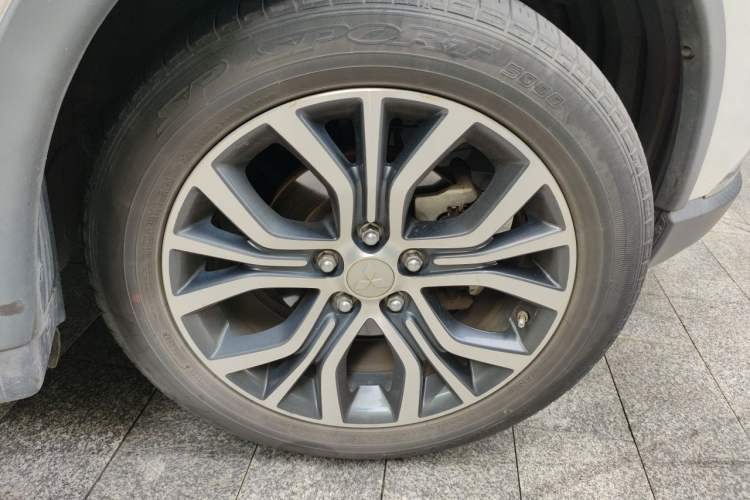 Used Mitsubishi Outlander 2018 2.0L Two-Wheel Drive Glory Edition 5 Seats Right Front Wheel Hub