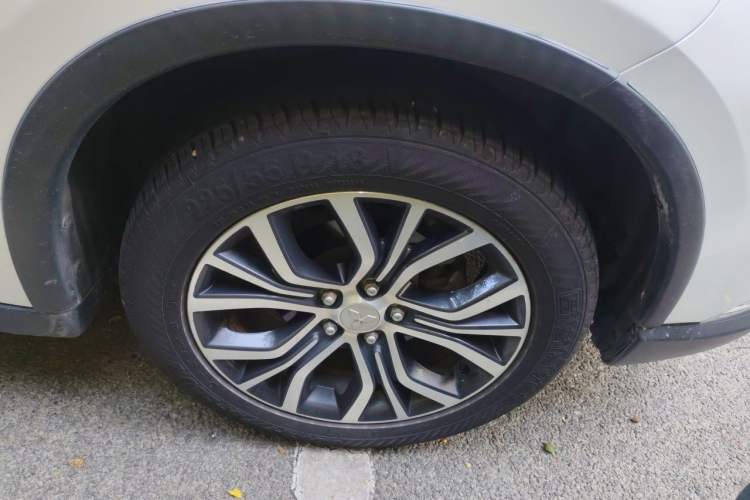 Used Mitsubishi Outlander 2018 2.0L Two-Wheel Drive Glory Edition 5 Seats Right Front Wheel Hub