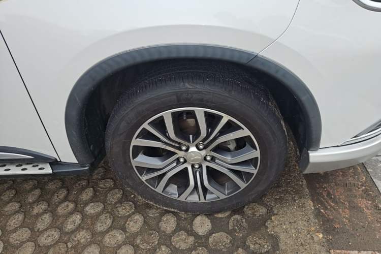 Used Mitsubishi Outlander 2018 2.0L Two-Wheel Drive Glory Edition 5 Seats Right Front Wheel Hub