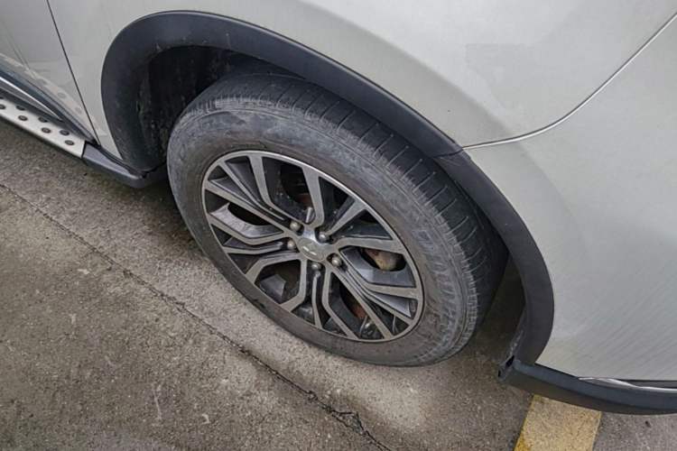 Used Mitsubishi Outlander 2018 2.4L 4x4 Elite Edition 5 Seats Right Front Wheel Hub
