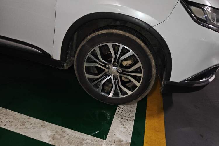 Used Mitsubishi Outlander 2018 2.4L 4x4 Elite Edition 5 Seats Right Front Wheel Hub