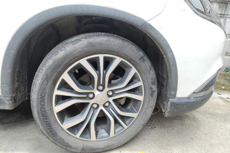 Used Mitsubishi Outlander 2018 2.0L Two-Wheel Drive Glory Edition 5 Seats Right Front Wheel Hub
