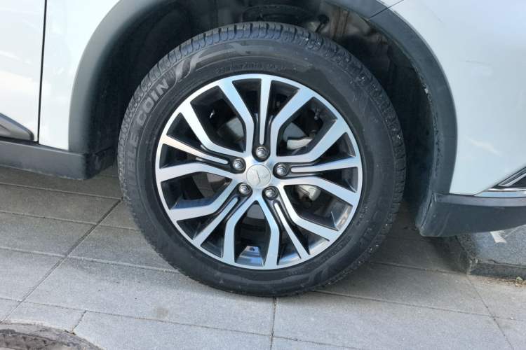 Used Mitsubishi Outlander 2018 2.4L 4x4 Elite Edition 5 Seats Right Front Wheel Hub