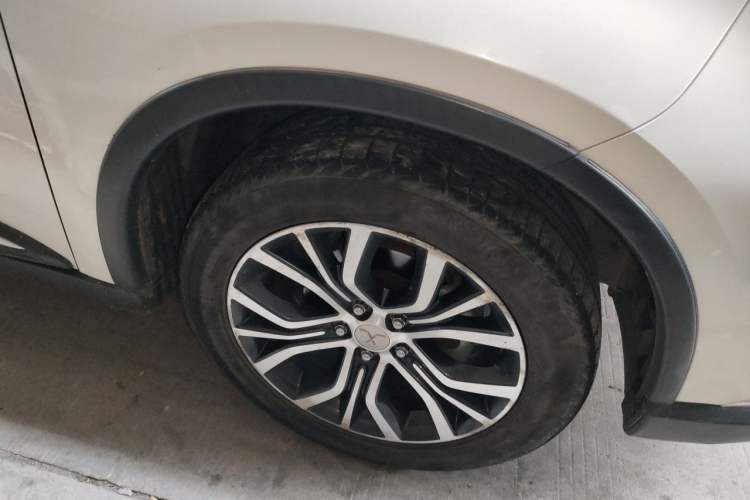 Used Mitsubishi Outlander 2018 2.0L Two-Wheel Drive Glory Edition 5 Seats Right Front Wheel Hub