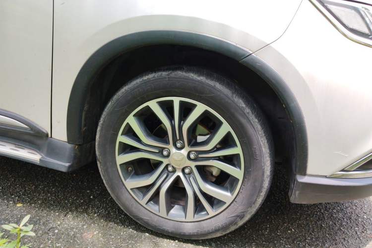 Used Mitsubishi Outlander 2018 2.4L 4x4 Luxury Edition 7-Seater Right Front Wheel Hub