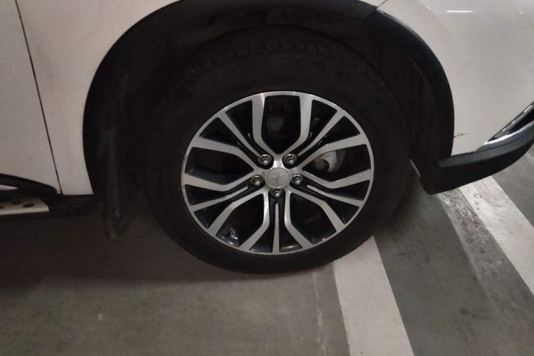 Used Mitsubishi Outlander 2018 2.4L 4x4 Elite Edition 5 Seats Right Front Wheel Hub