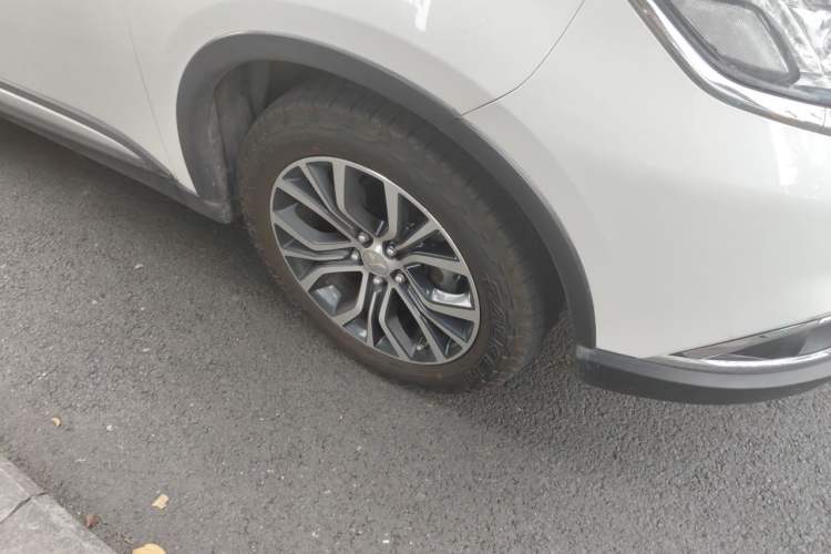 Used Mitsubishi Outlander 2018 2.4L 4x4 Elite Edition 5 Seats Right Front Wheel Hub
