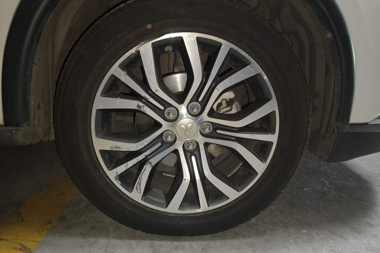 Used Mitsubishi Outlander 2018 2.0L Two-Wheel Drive Glory Edition 5 Seats Right Front Wheel Hub