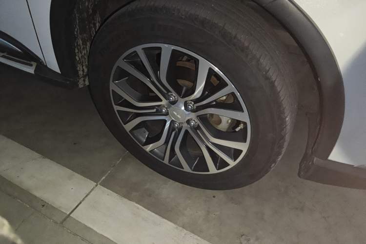 Used Mitsubishi Outlander 2018 2.0L Two-Wheel Drive Glory Edition 5 Seats Right Front Wheel Hub