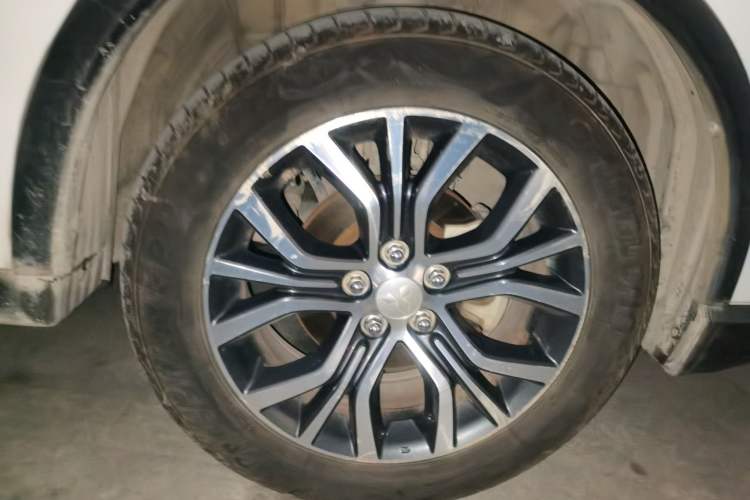 Used Mitsubishi Outlander 2018 2.0L Two-Wheel Drive Glory Edition 5 Seats Right Front Wheel Hub