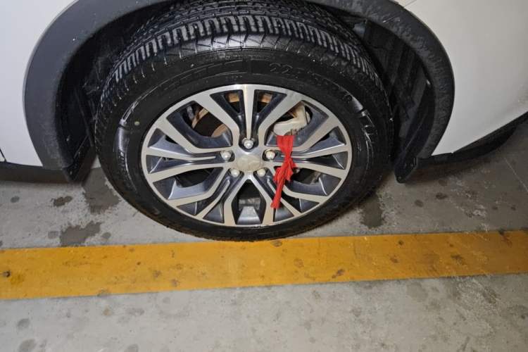 Used Mitsubishi Outlander 2018 2.0L Two-Wheel Drive Glory Edition 5 Seats Right Front Wheel Hub