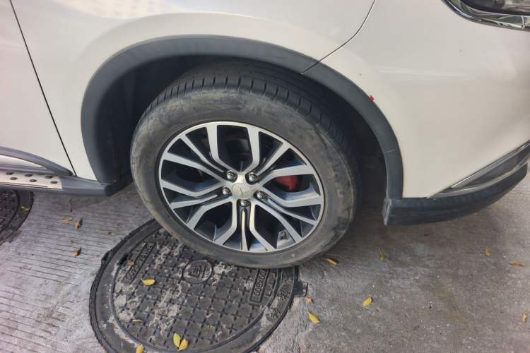 Used Mitsubishi Outlander 2018 2.4L 4x4 Elite Edition 5 Seats Right Front Wheel Hub