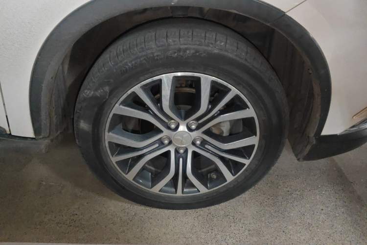 Used Mitsubishi Outlander 2018 2.0L Two-Wheel Drive Glory Edition 5 Seats Right Front Wheel Hub