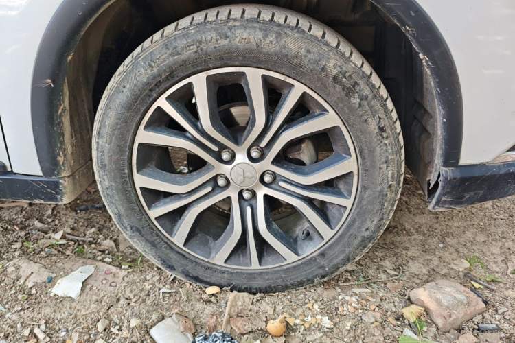 Used Mitsubishi Outlander 2018 2.0L Two-Wheel Drive Glory Edition 5 Seats Right Front Wheel Hub