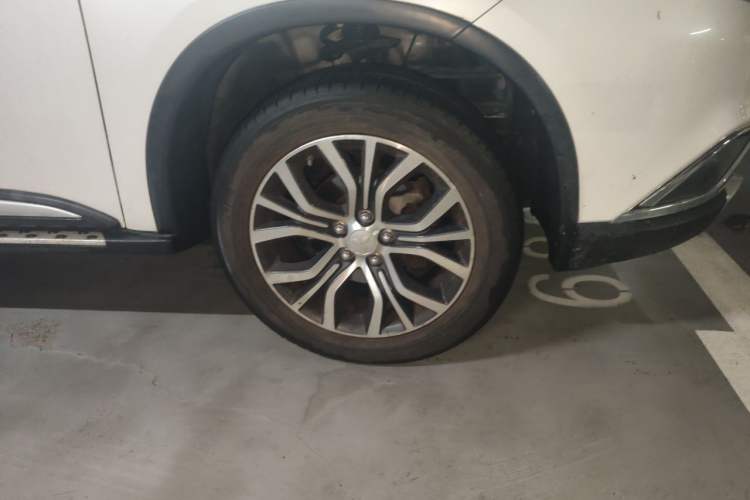 Used Mitsubishi Outlander 2018 2.4L 4x4 Elite Edition 5 Seats Right Front Wheel Hub