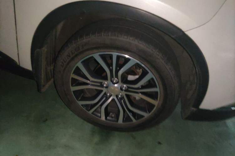 Used Mitsubishi Outlander 2018 2.0L Two-Wheel Drive Glory Edition 5 Seats Right Front Wheel Hub
