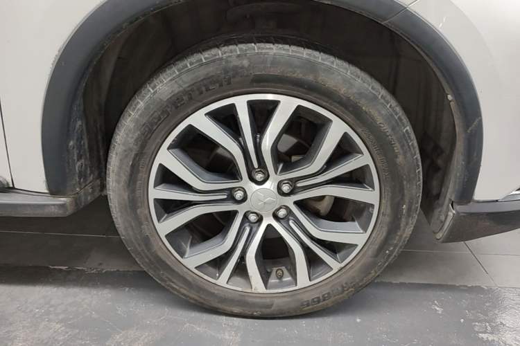 Used Mitsubishi Outlander 2018 2.0L Two-Wheel Drive Glory Edition 5 Seats Right Front Wheel Hub