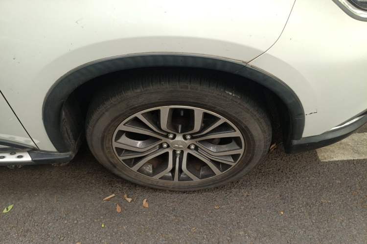Used Mitsubishi Outlander 2018 2.4L 4x4 Elite Edition 5 Seats Right Front Wheel Hub