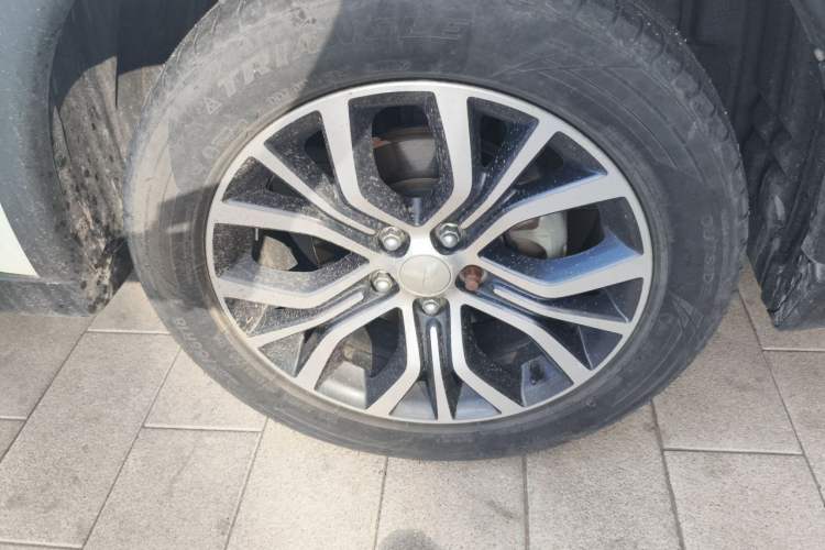 Used Mitsubishi Outlander 2018 2.0L Two-Wheel Drive Glory Edition 5 Seats Right Front Wheel Hub
