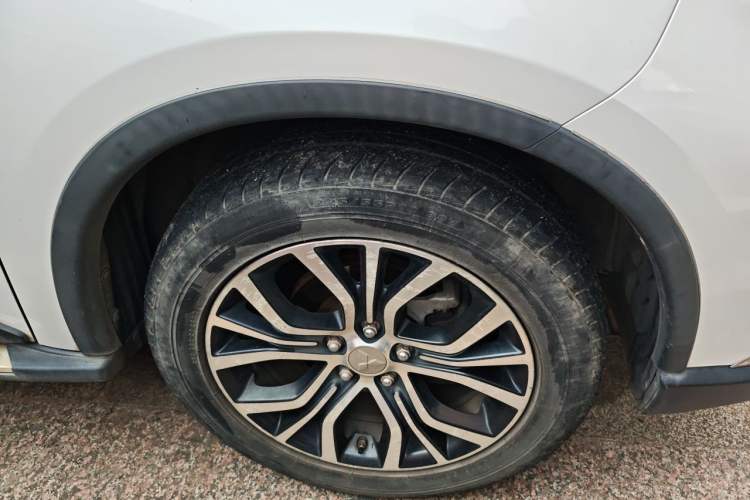Used Mitsubishi Outlander 2018 2.0L Two-Wheel Drive Glory Edition 5 Seats Right Front Wheel Hub