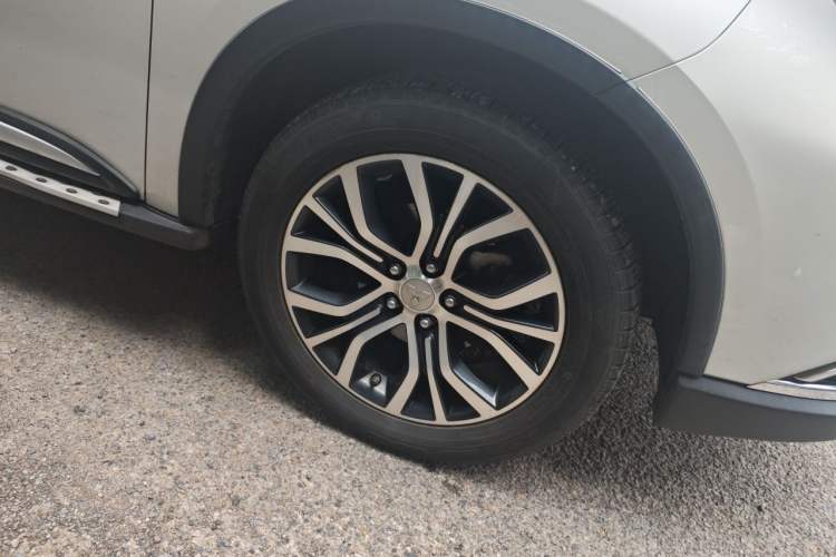 Used Mitsubishi Outlander 2018 2.0L Two-Wheel Drive Glory Edition 5 Seats Right Front Wheel Hub