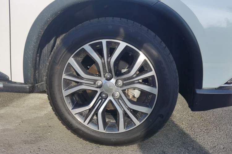 Used Mitsubishi Outlander 2018 2.4L 4x4 Luxury Edition 7-Seater Right Front Wheel Hub