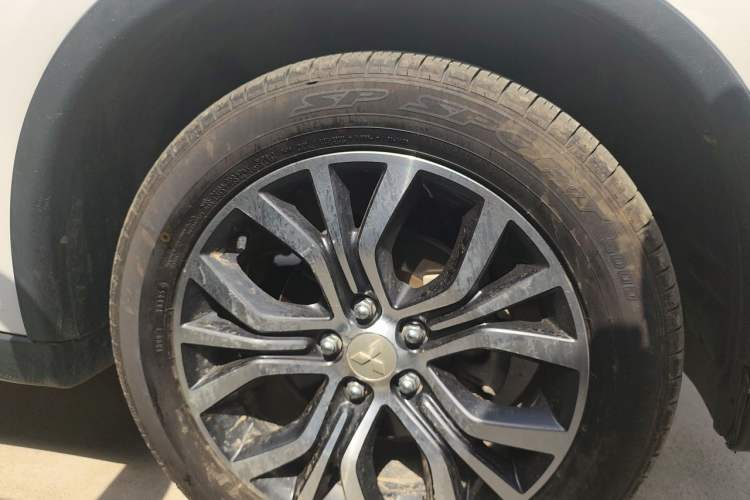 Used Mitsubishi Outlander 2018 2.0L Two-Wheel-Drive Jiale Edition 7-Seater Right Front Wheel Hub