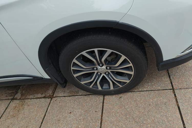 Used Mitsubishi Outlander 2018 2.0L Two-Wheel Drive Glory Edition 5 Seats Right Front Wheel Hub