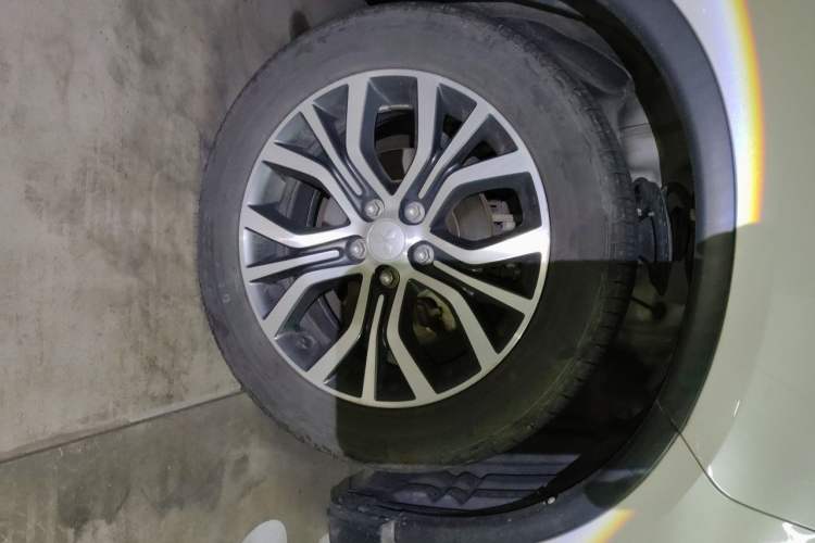 Used Mitsubishi Outlander 2018 2.4L 4x4 Elite Edition 5 Seats Right Front Wheel Hub