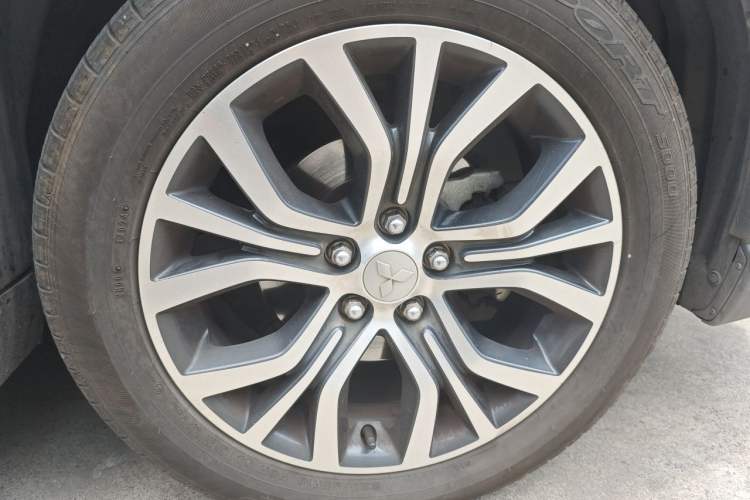 Used Mitsubishi Outlander 2018 2.4L 4x4 Luxury Edition 7-Seater Right Front Wheel Hub