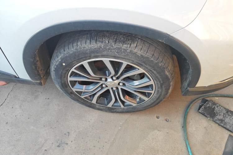 Used Mitsubishi Outlander 2018 2.0L Two-Wheel Drive Glory Edition 5 Seats Right Front Wheel Hub