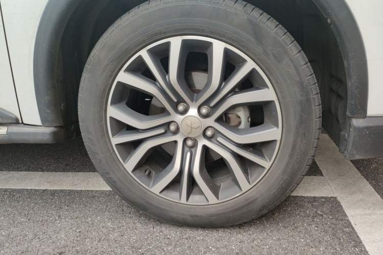 Used Mitsubishi Outlander 2018 2.4L 4x4 Luxury Edition 7-Seater Right Front Wheel Hub