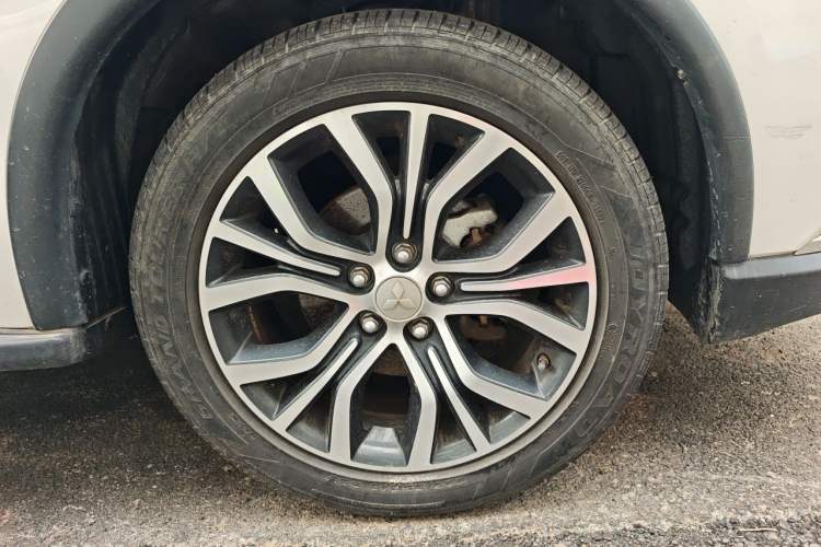 Used Mitsubishi Outlander 2018 2.4L 4x4 Elite Edition 5 Seats Right Front Wheel Hub