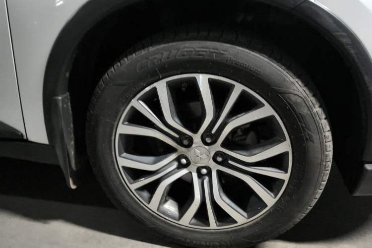 Used Mitsubishi Outlander 2018 2.0L Two-Wheel-Drive Jiale Edition 7-Seater Right Front Wheel Hub