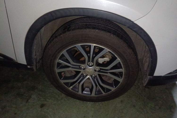 Used Mitsubishi Outlander 2018 2.4L 4x4 Elite Edition 5 Seats Right Front Wheel Hub