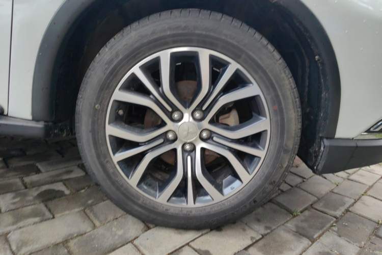 Used Mitsubishi Outlander 2018 2.4L 4x4 Elite Edition 5 Seats Right Front Wheel Hub