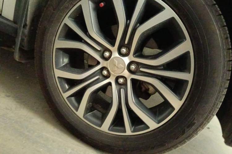 Used Mitsubishi Outlander 2018 2.4L 4x4 Elite Edition 5 Seats Right Front Wheel Hub