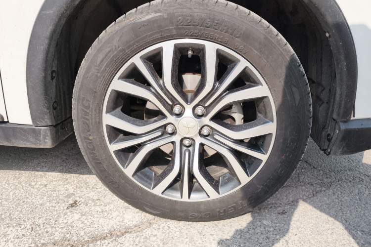 Used Mitsubishi Outlander 2018 2.4L 4x4 Elite Edition 5 Seats Right Front Wheel Hub