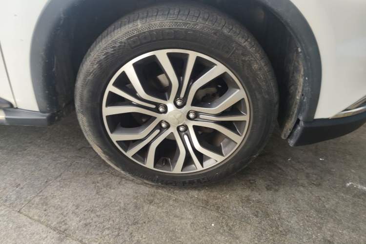 Used Mitsubishi Outlander 2018 2.0L Two-Wheel Drive Glory Edition 5 Seats Right Front Wheel Hub