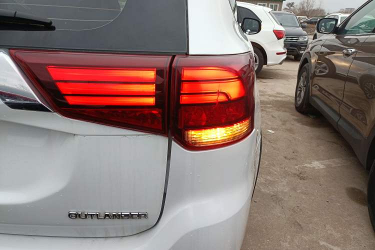 Used Mitsubishi Outlander 2018 2.0L Two-Wheel Drive Glory Edition 5 Seats Right Rear Taillight