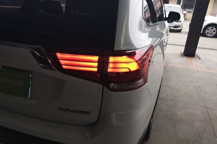 Used Mitsubishi Outlander 2018 2.0L Two-Wheel Drive Glory Edition 5 Seats Right Rear Taillight