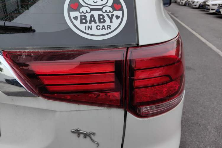 Used Mitsubishi Outlander 2018 2.0L Two-Wheel Drive Glory Edition 5 Seats Right Rear Taillight