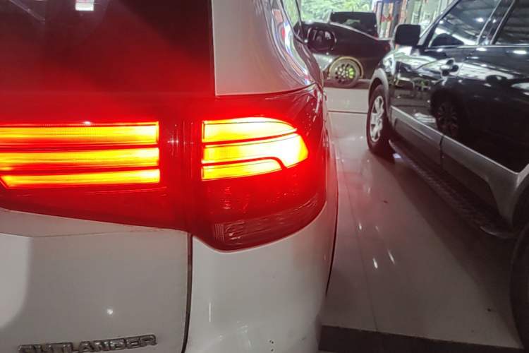 Used Mitsubishi Outlander 2018 2.0L Two-Wheel Drive Glory Edition 5 Seats Right Rear Taillight