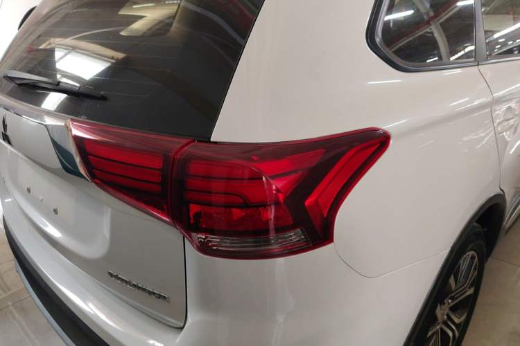 Used Mitsubishi Outlander 2018 2.0L Two-Wheel Drive Glory Edition 5 Seats Right Rear Taillight