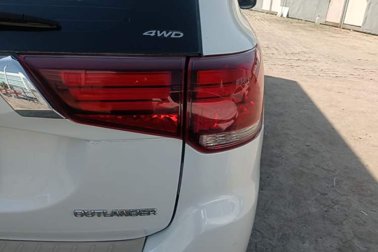 Used Mitsubishi Outlander 2018 2.4L 4x4 Elite Edition 5 Seats Right Rear Taillight