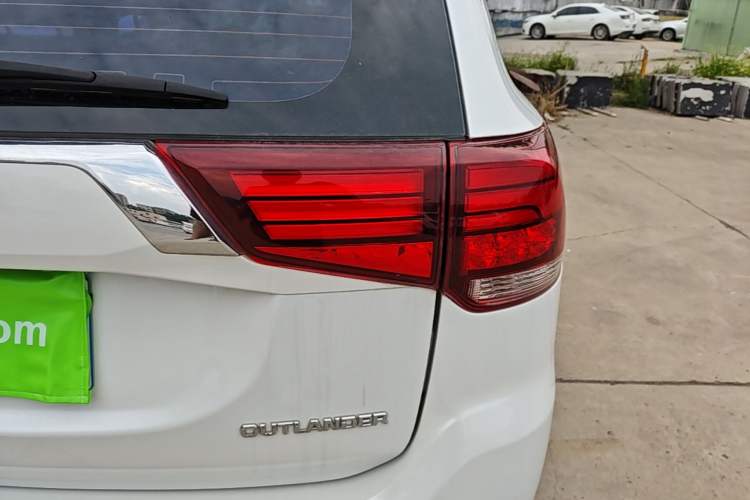 Used Mitsubishi Outlander 2018 2.0L Two-Wheel Drive Glory Edition 5 Seats Right Rear Taillight