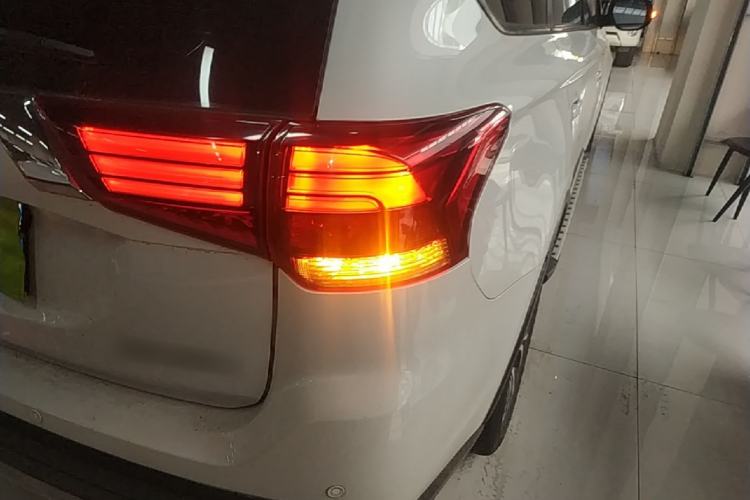 Used Mitsubishi Outlander 2018 2.0L Two-Wheel Drive Glory Edition 5 Seats Right Rear Taillight