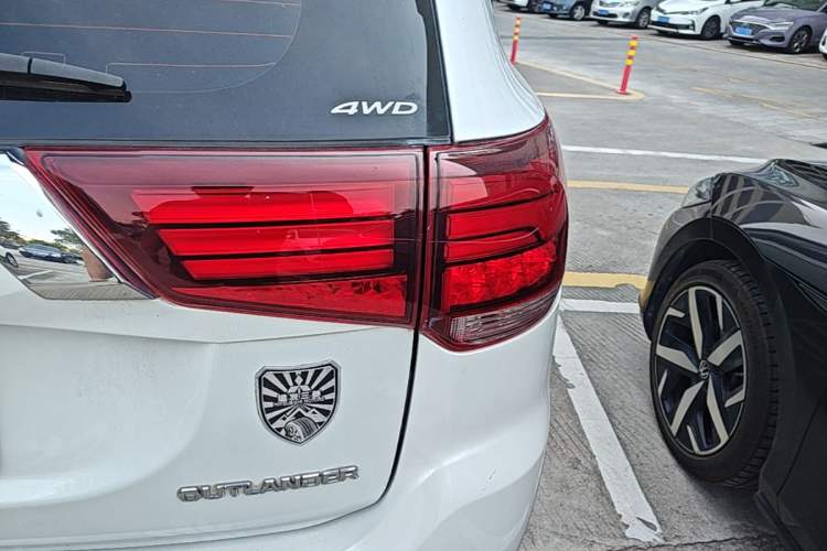 Used Mitsubishi Outlander 2018 2.4L 4x4 Elite Edition 5 Seats Right Rear Taillight
