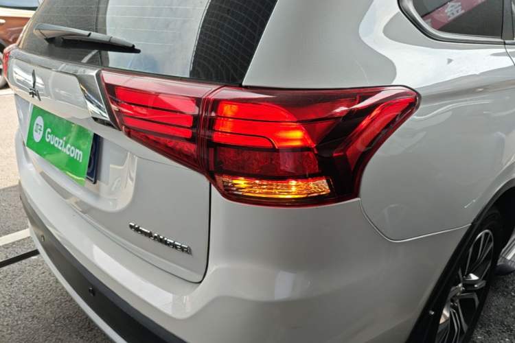 Used Mitsubishi Outlander 2018 2.0L Two-Wheel-Drive Jiale Edition 7-Seater Right Rear Taillight