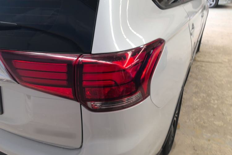 Used Mitsubishi Outlander 2018 2.0L Two-Wheel Drive Glory Edition 5 Seats Right Rear Taillight